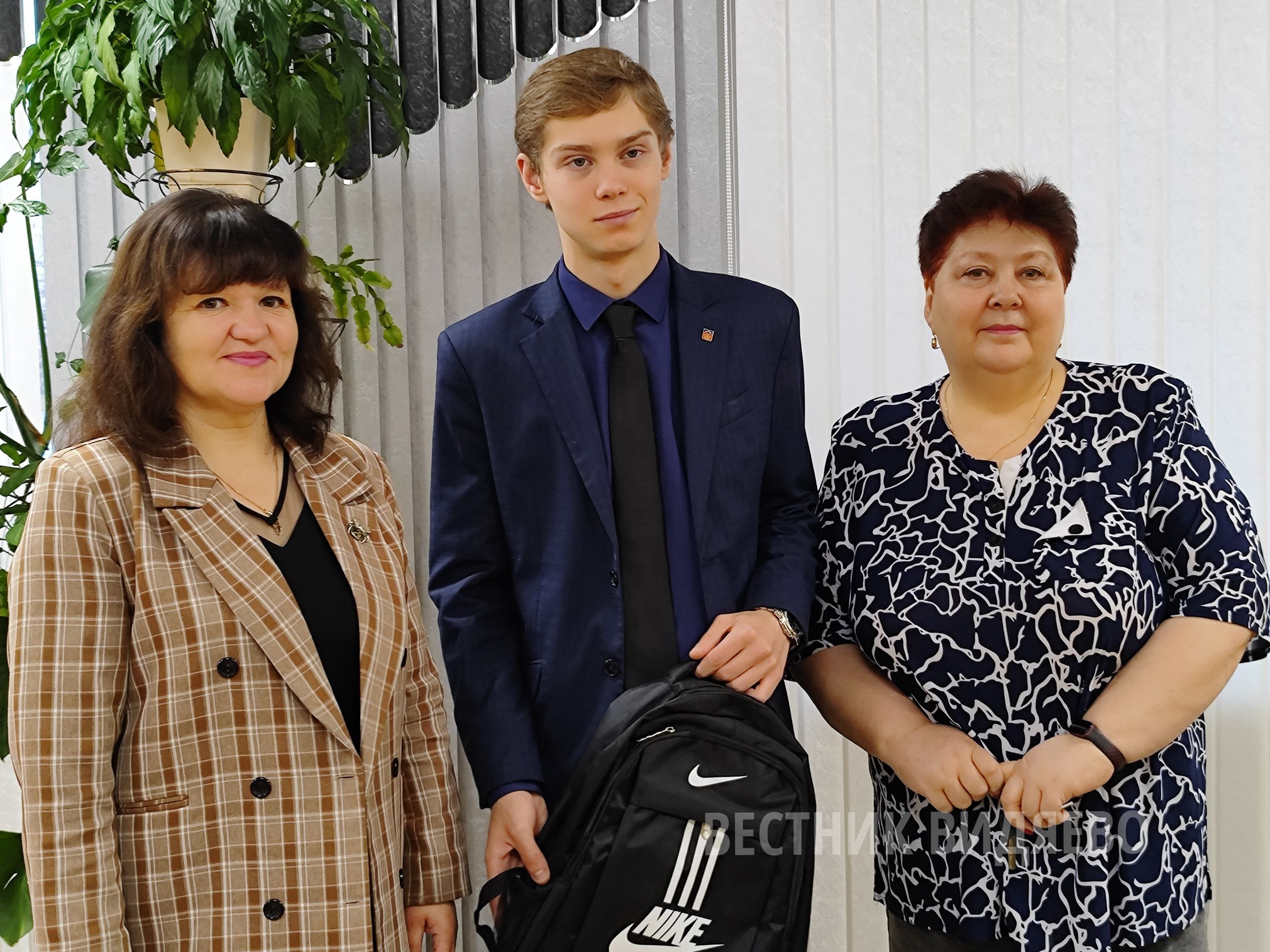 Глава ЗАТО Видяево Ольга Патраманская поздравила призывника с вступлением в ряды Вооруженных сил