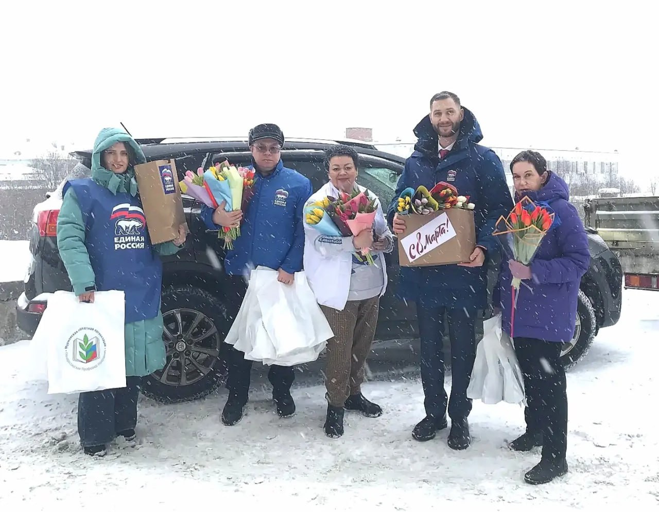 Мурманские партийцы поздравили женщин, проживающих в пунктах временного размещения
