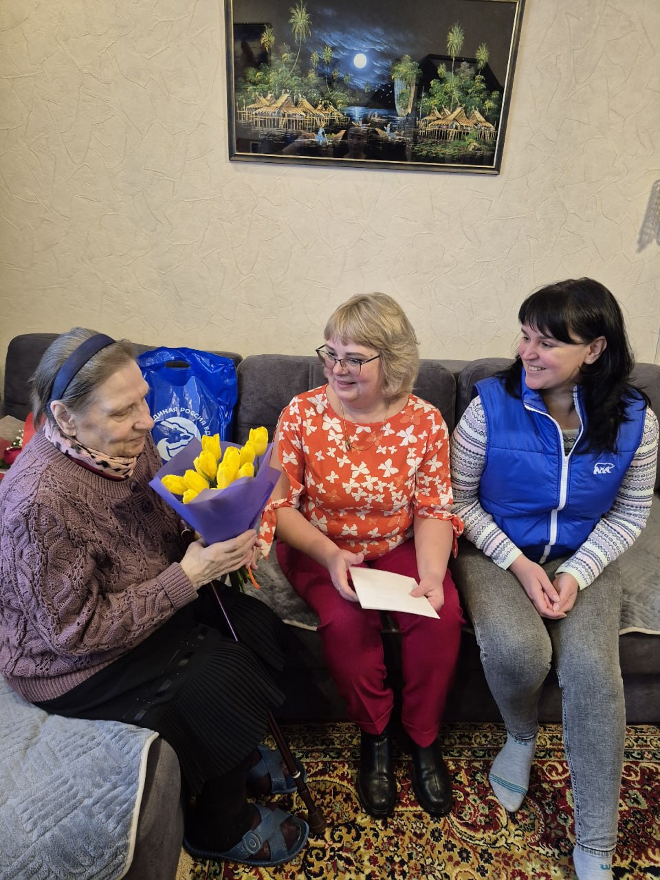 Североморские партийцы поздравили с юбилеем узницу фашистских концлагерей