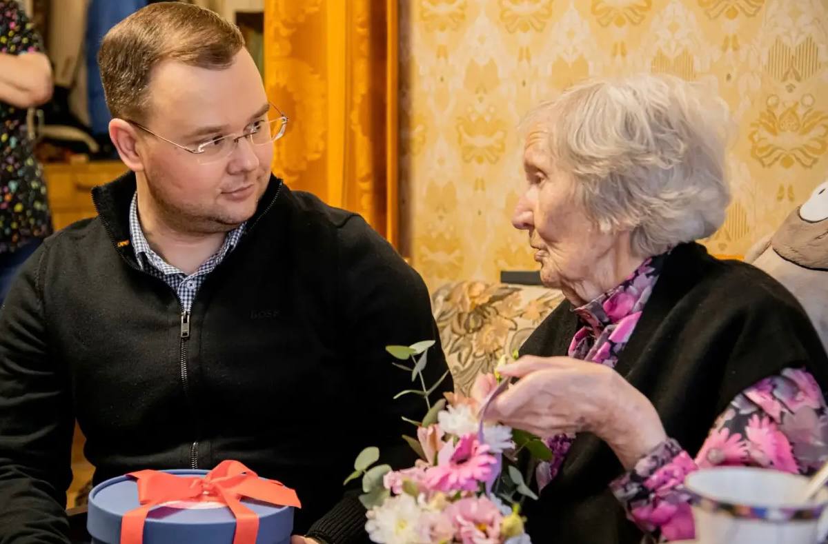 Иван Лебедев поздравил ветерана Великой Отечественной войны с женским днем 8 марта
