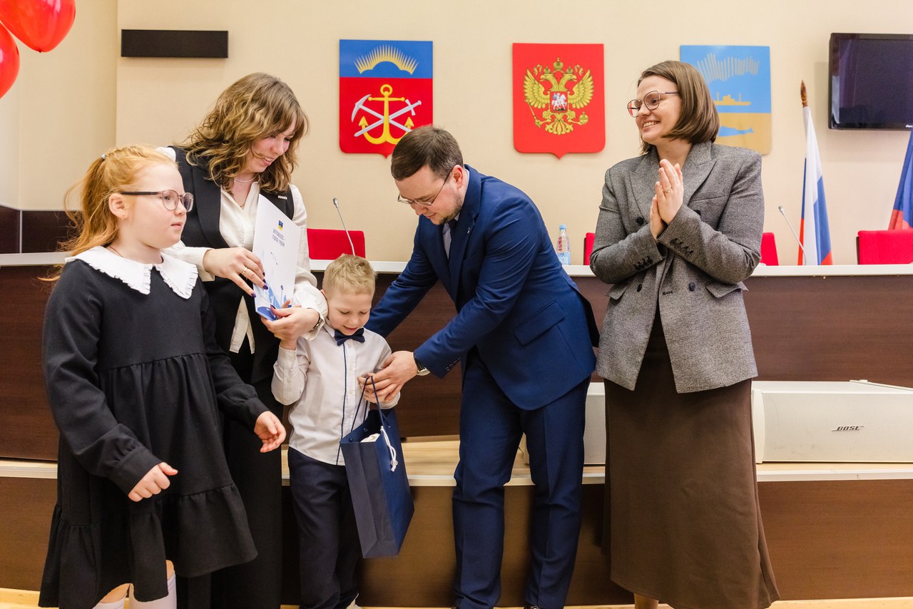 В Мурманске 32 молодые семьи получили свидетельства на улучшение жилищных условий